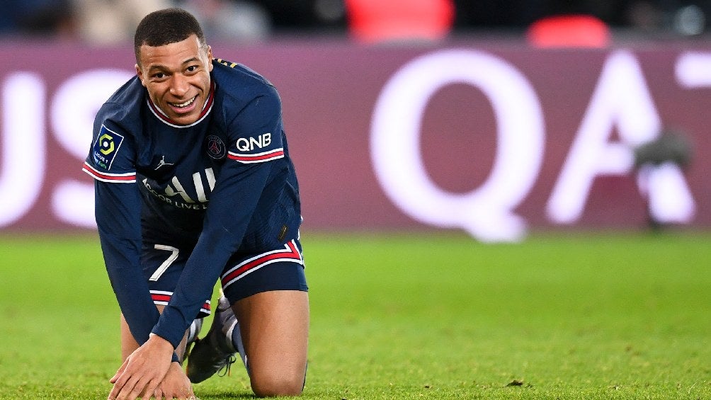 Kylian Mbappé jugando partido con el PSG en la Ligue 1