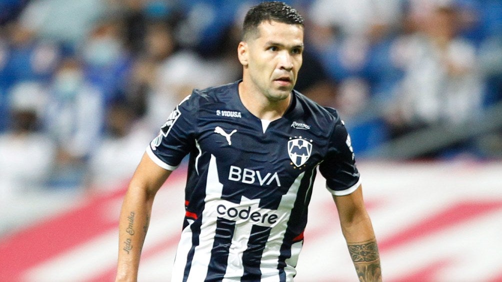 Celso Ortíz jugando partido con Monterrey en la Liga MX