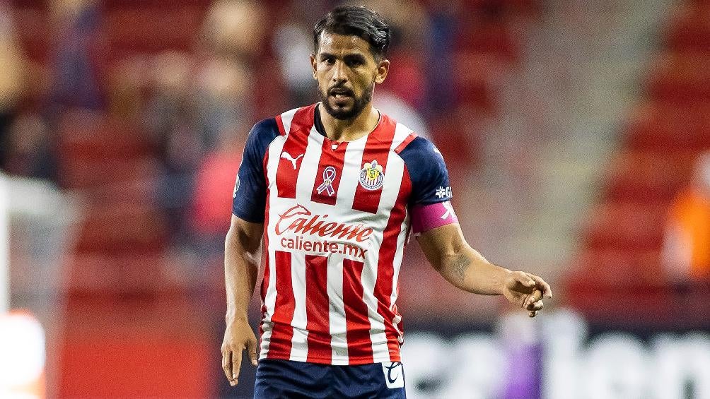 Miguel Ponce jugando partido con Chivas en la Liga MX