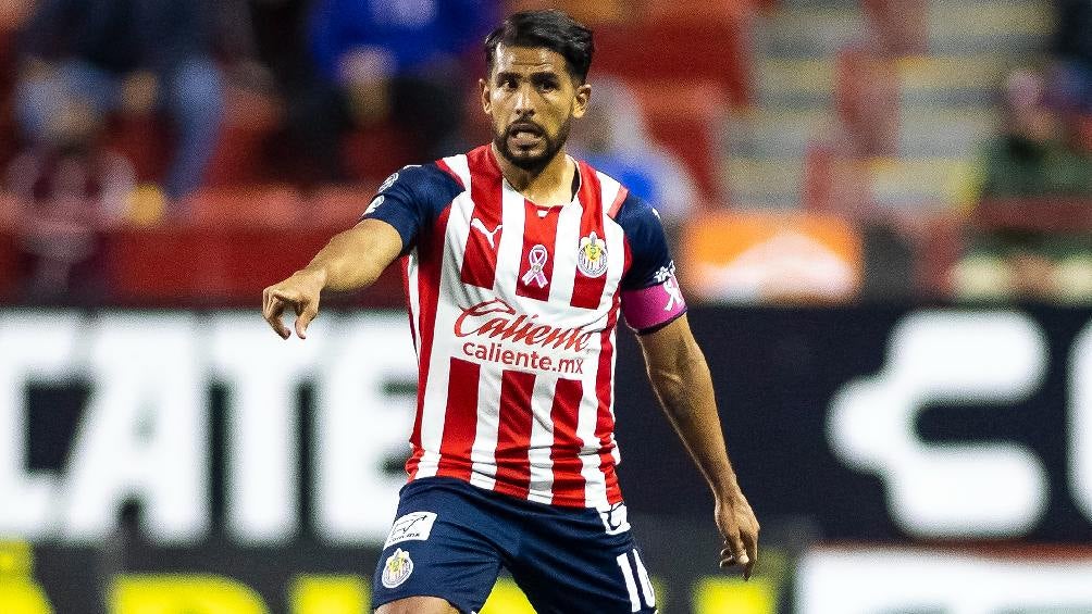 Miguel Ponce jugando partido con Chivas en la Liga MX