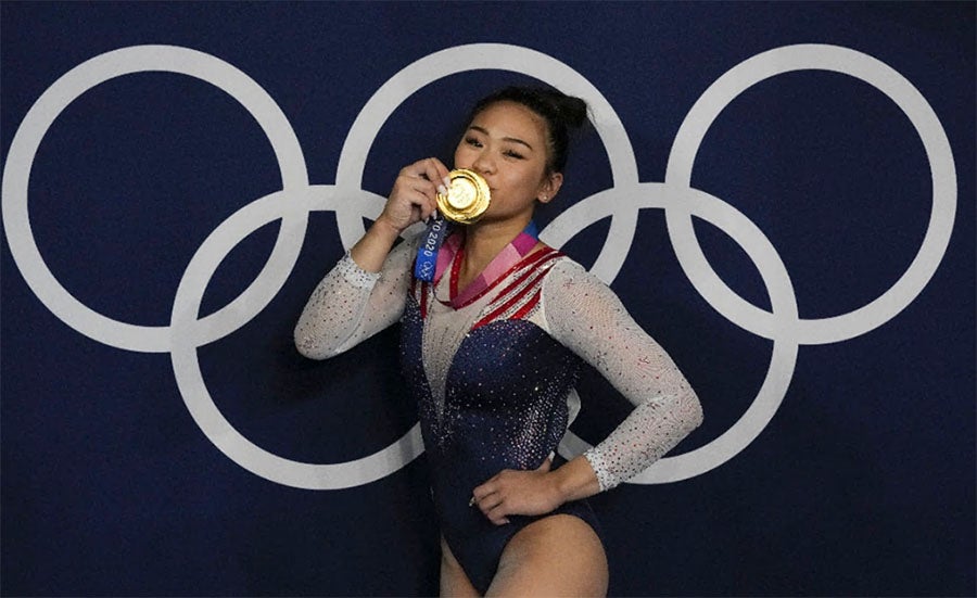 Suni Lee ganando la Medalla de Oro