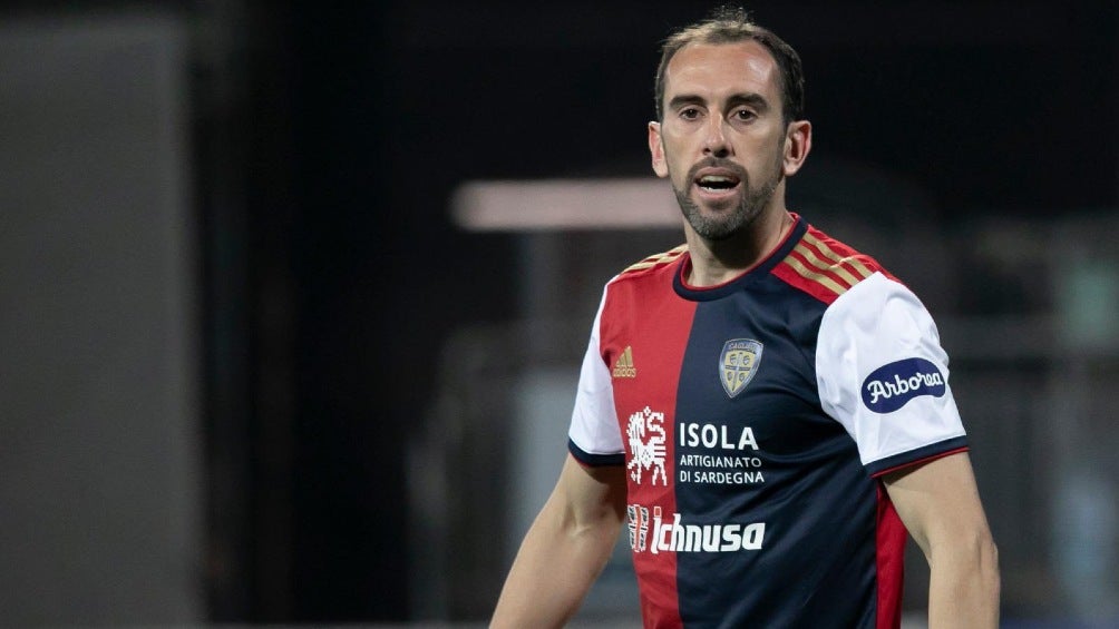 Diego Godín jugando partido en la Serie A con el Cagliari