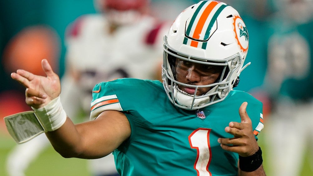 Tagovailoa celebra en el Hard Rock Stadium