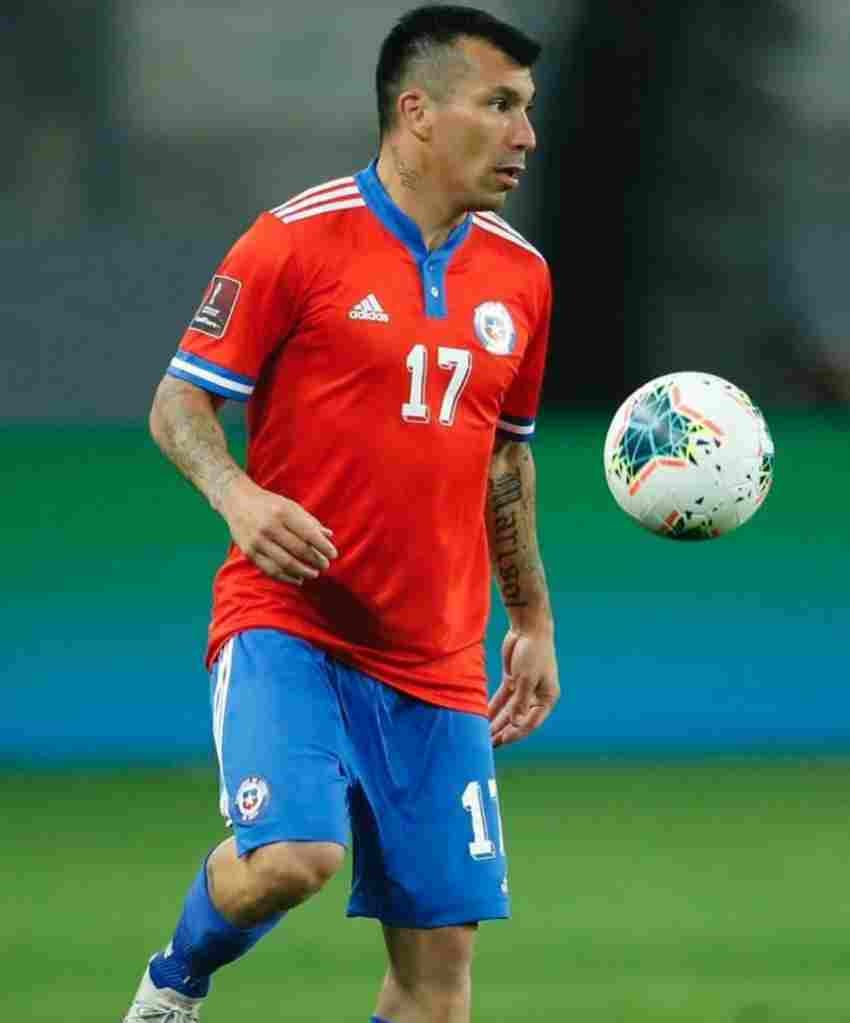 Medel jugando con Chile 