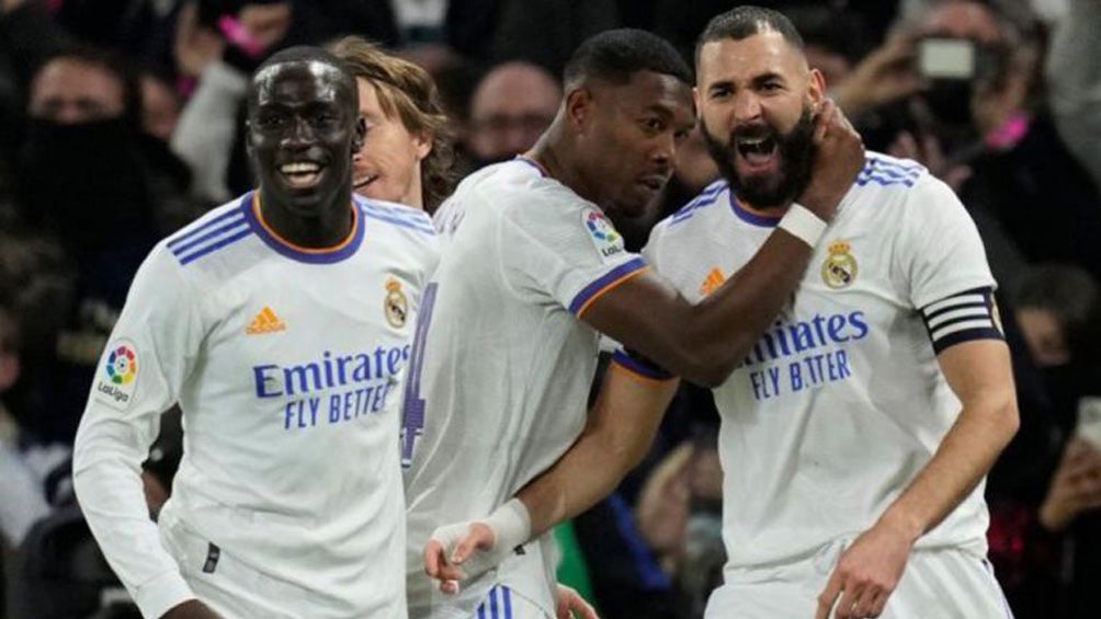 Karim Benzema festeja una anotación con el Real Madrid