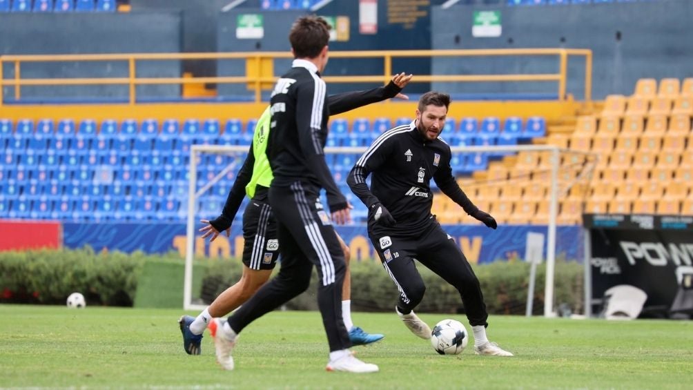 Jugadores de Tigres en un entrenamiento 