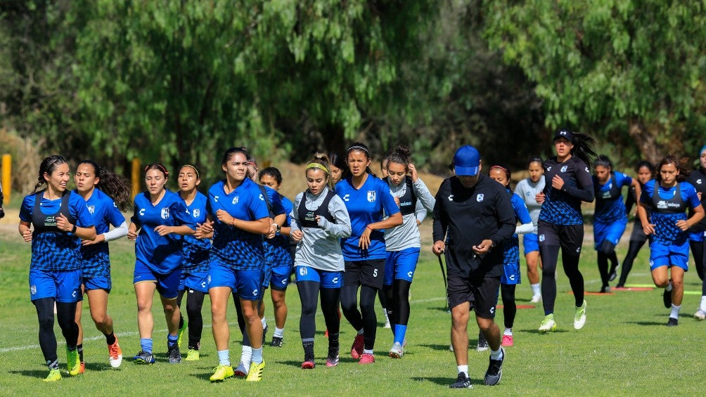 Jugadoras de Gallos durante un entrenamiento