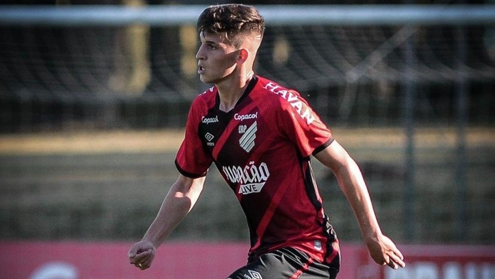 Gustavo Braga jugando partido de futbol en Brasil