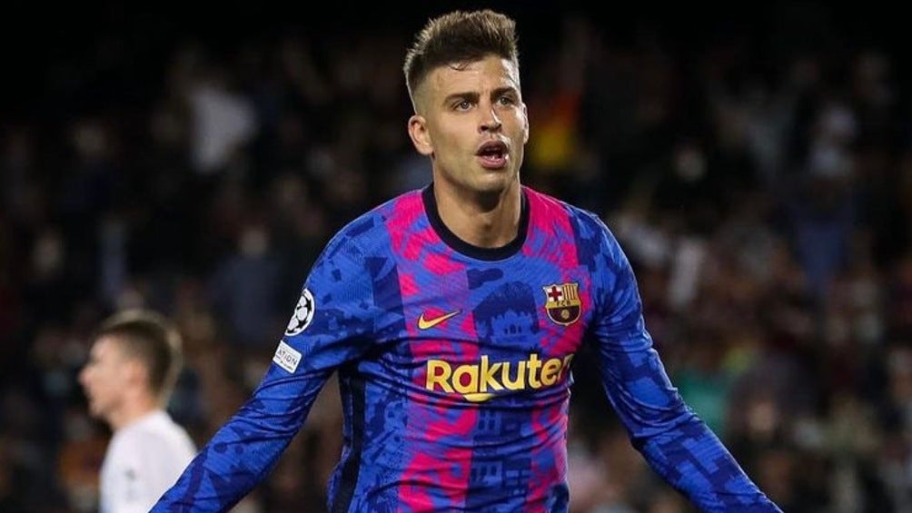 Gerard Piqué jugando partido con el Barcelona en la Champions