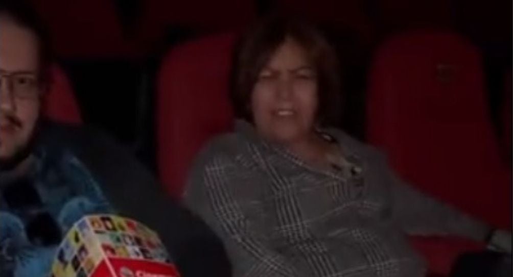 Mujer provoca pelean en el cine