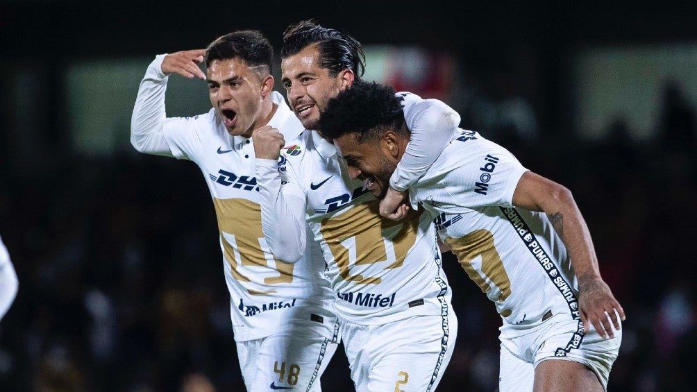 Jugadores de Pumas festejan gol ante Toluca