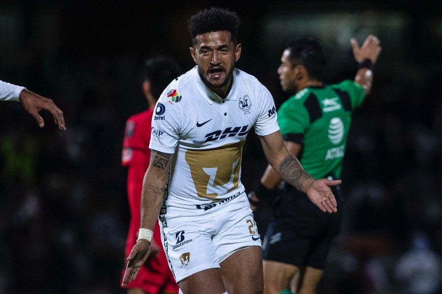 José Rogeiro celebrando uno de sus goles ante Toluca