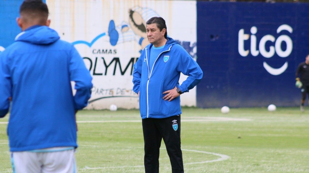 Luis Fernando Tena dirigió su primera práctica como seleccionador de Guatemala