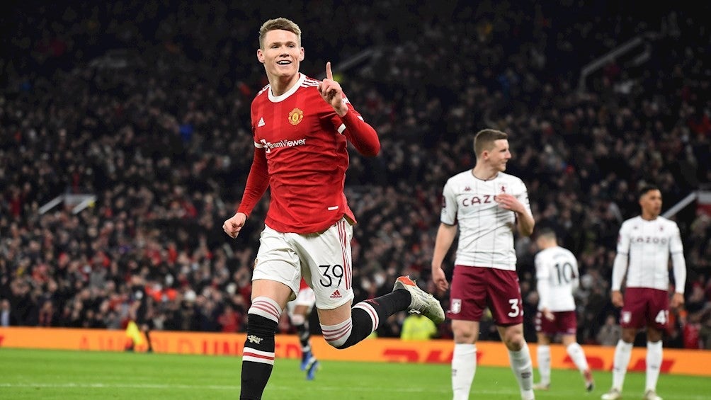 Scott McTominay festejando su gol ante Aston Villa