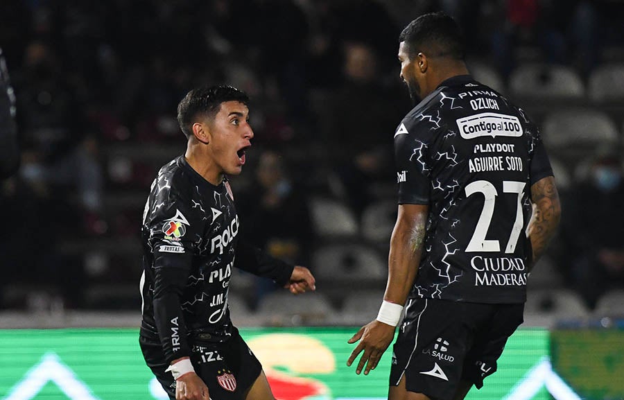 Zendejas celebra gol