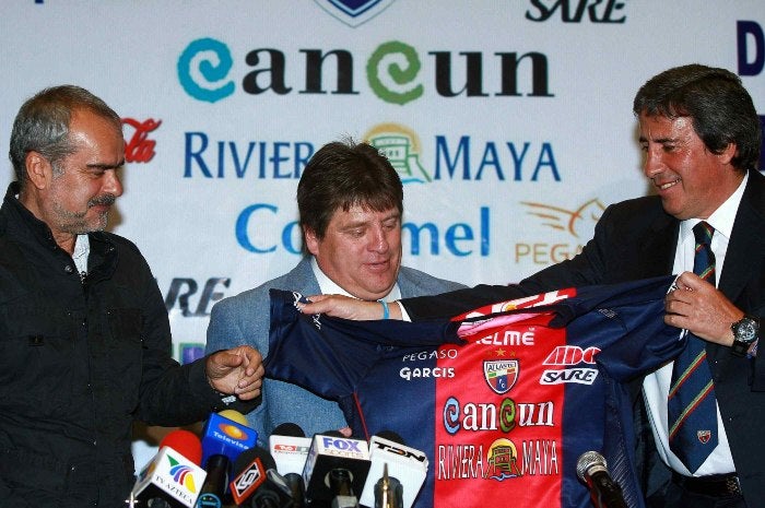 José Antonio García presentando a Miguel Herrera como DT