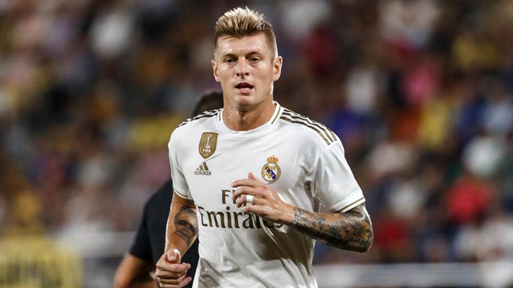 Toni Kroos durante un duelo con el Real Madrid