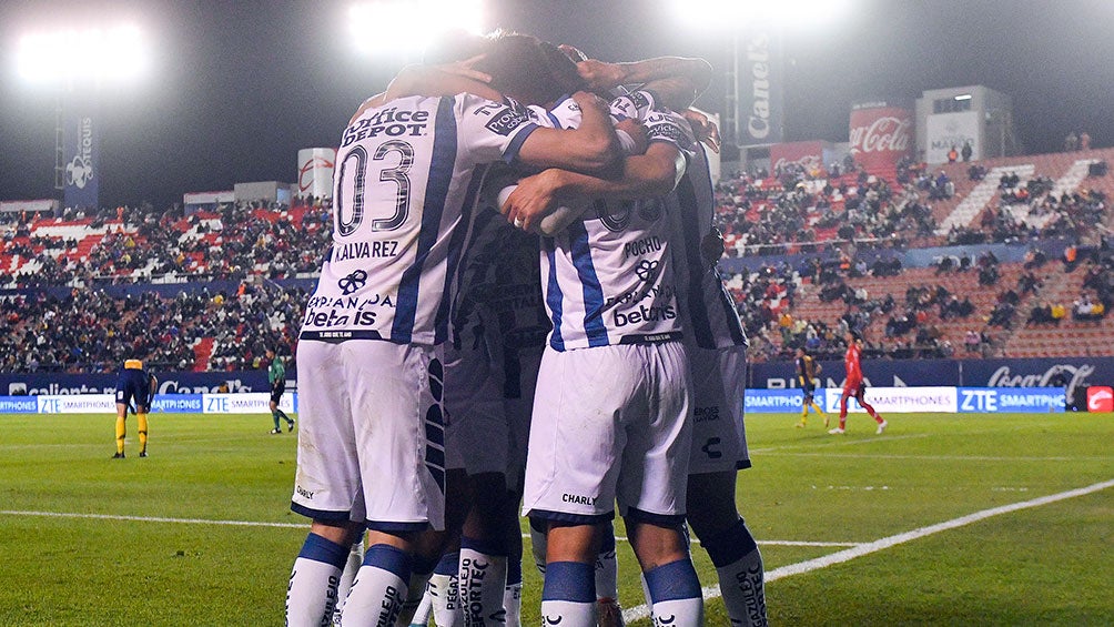 Jugadores del Pachuca festejan un gol