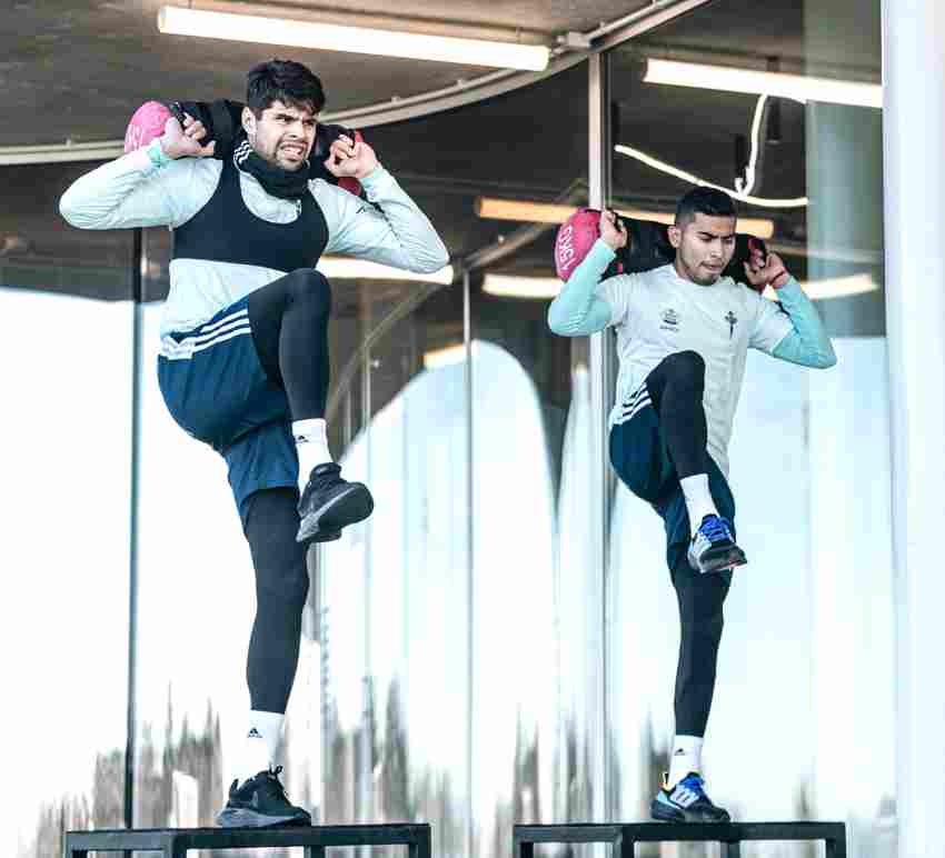 Néstor Araujo y Orbelín Pineda entrenando 