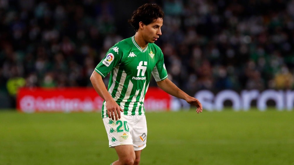 Diego Lainez jugando partido con Real Betis en LaLiga