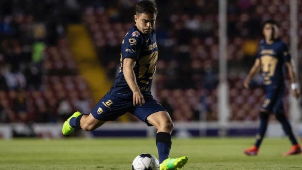 Marco García en acción con Pumas frente a Querétaro