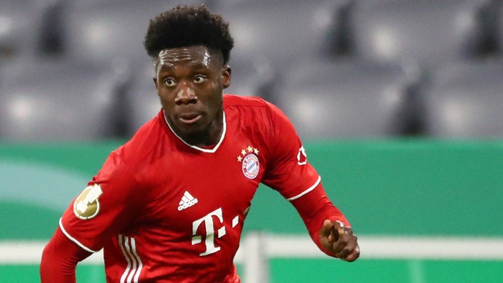 Alphonso Davies jugando partido con el Bayern Munich