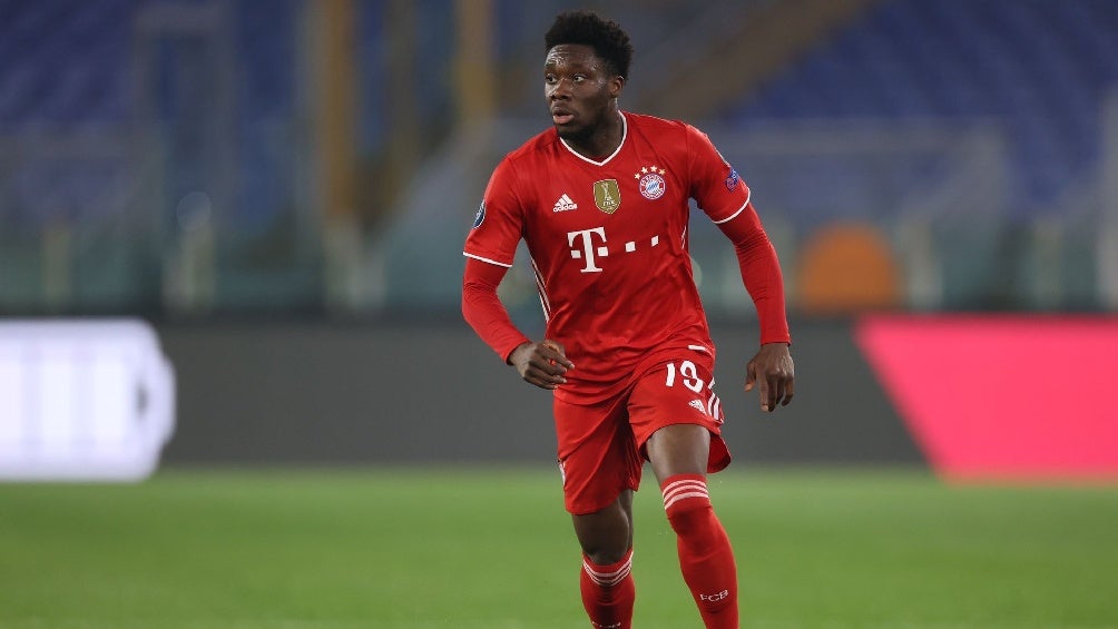 Alphonso Davies jugando partido con el Bayern Munich