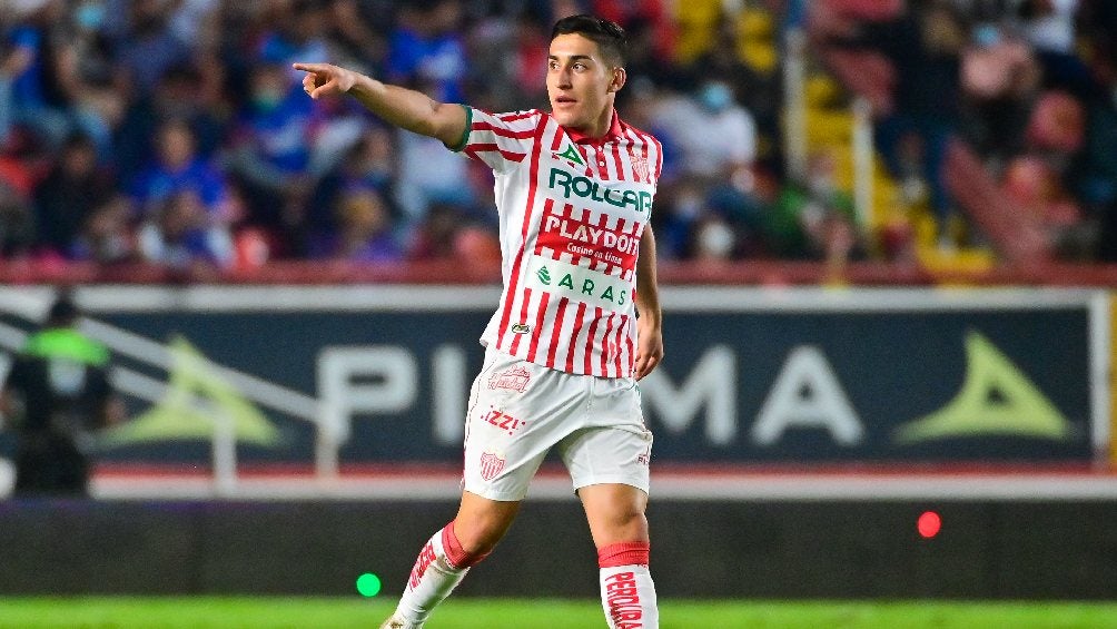 Alejandro Zendejas jugando partido con Necaxa en la Liga MX