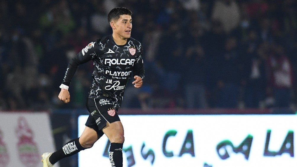 Alejandro Zendejas jugando partido con Necaxa en la Liga MX