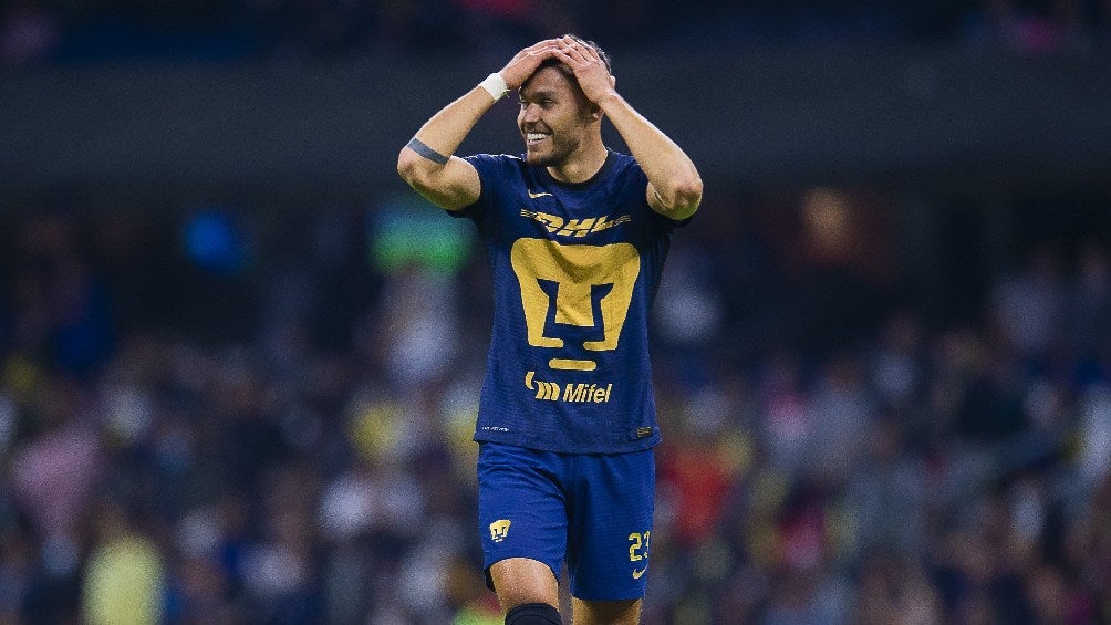 Nicolás Freire jugando partido con Pumas en la Liga MX