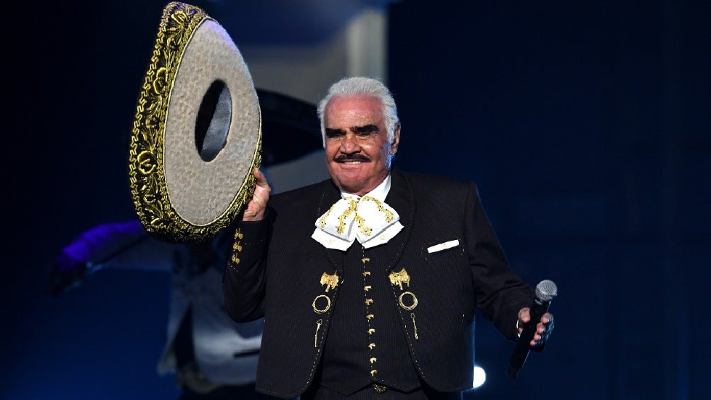 Vicente Fernández dando concierto