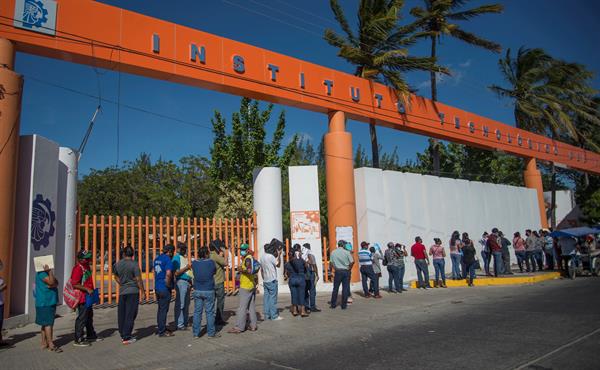 Fila para vacunarse contra coronavirus en México