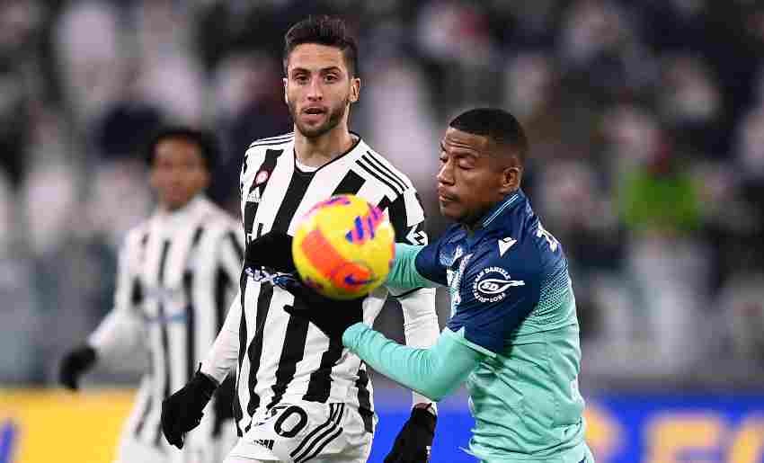 Bentancur y Zeegelaar en una pelea por la pelota