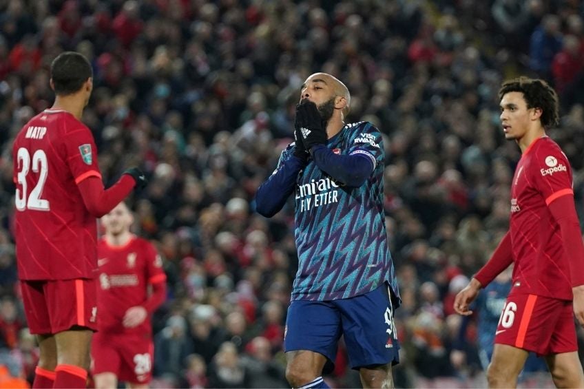 Lacazette durante el partido contra el Liverpool