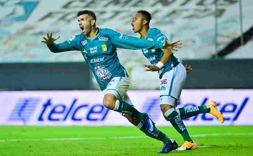 Puma en el festejo del gol ante Pumas en la Final AP2020