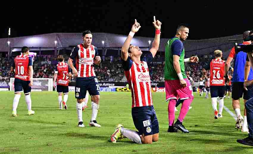 Zaldívar celebrando un gol