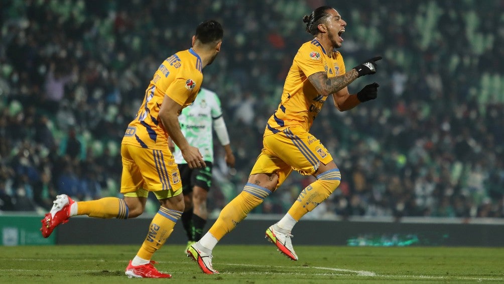 Carlos Salcedo celebra con Tigres