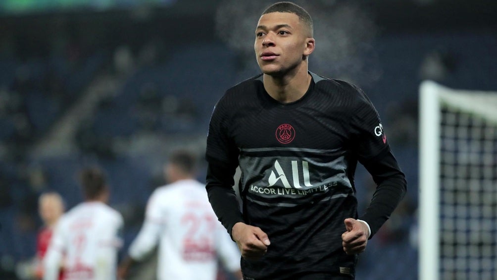 Kylian Mbappé jugando partido con el PSG en la Ligue 1