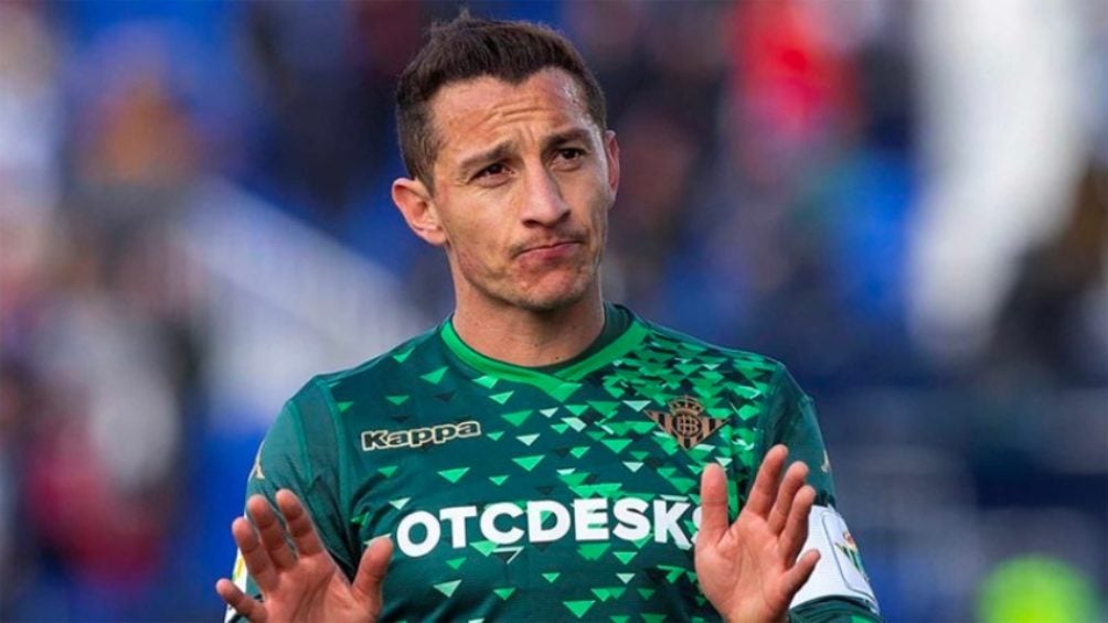 Andrés Guardado en acción con el Betis