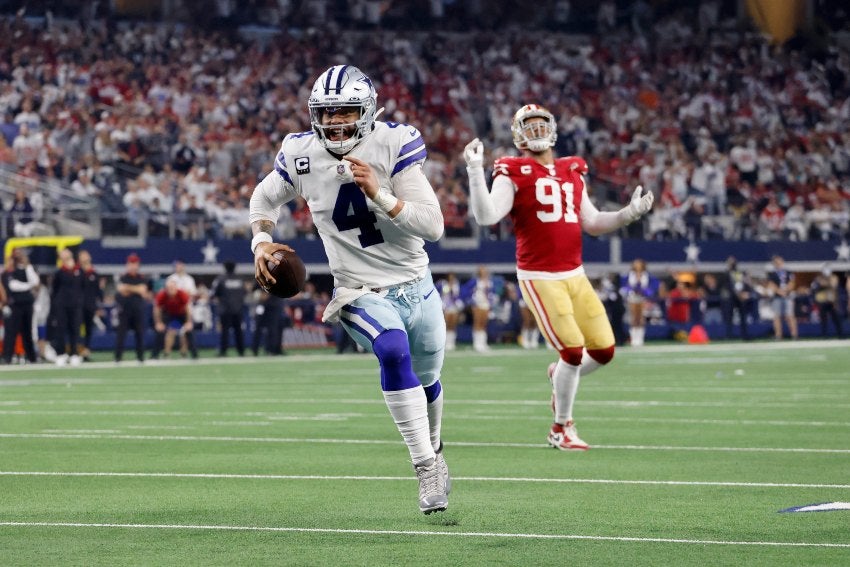 Dak Prescott corriendo a la zona de anotación