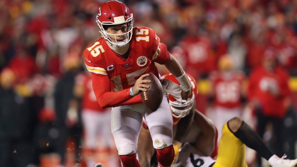 Mahomes se prepara para un lanzamiento