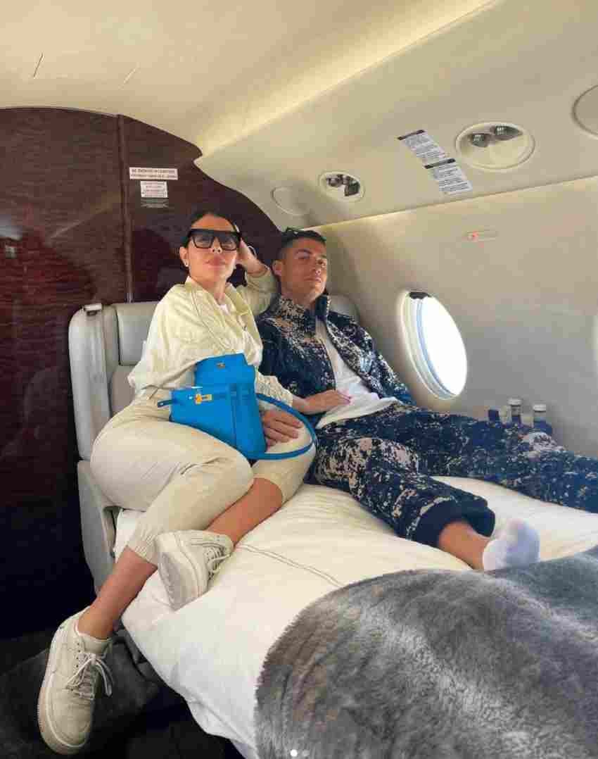 Cristiano y Georgina en un vuelo 