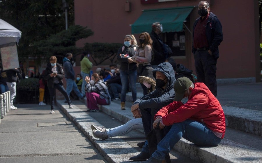 Personas a las afueras de nosocomio en la capital