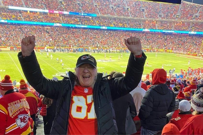 Donna Kelce en el estadio de los Chiefs