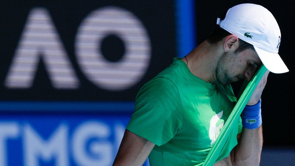 Novak Djokovic entrenando tenis en Australia