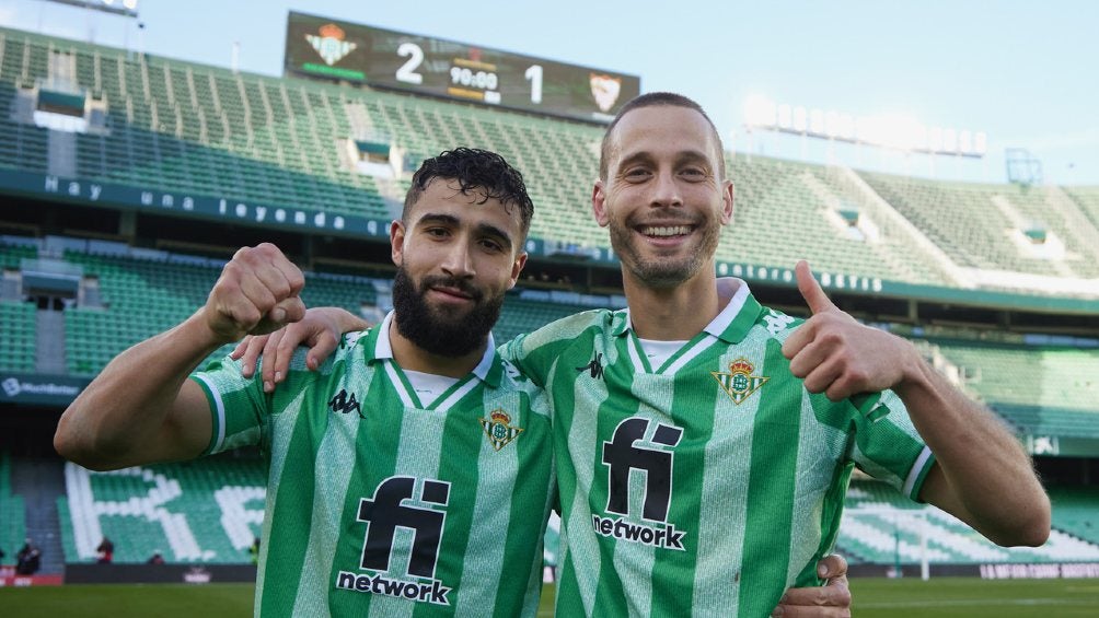 Nabil Fekir y Sergio Canales festejando victoria vs Sevilla