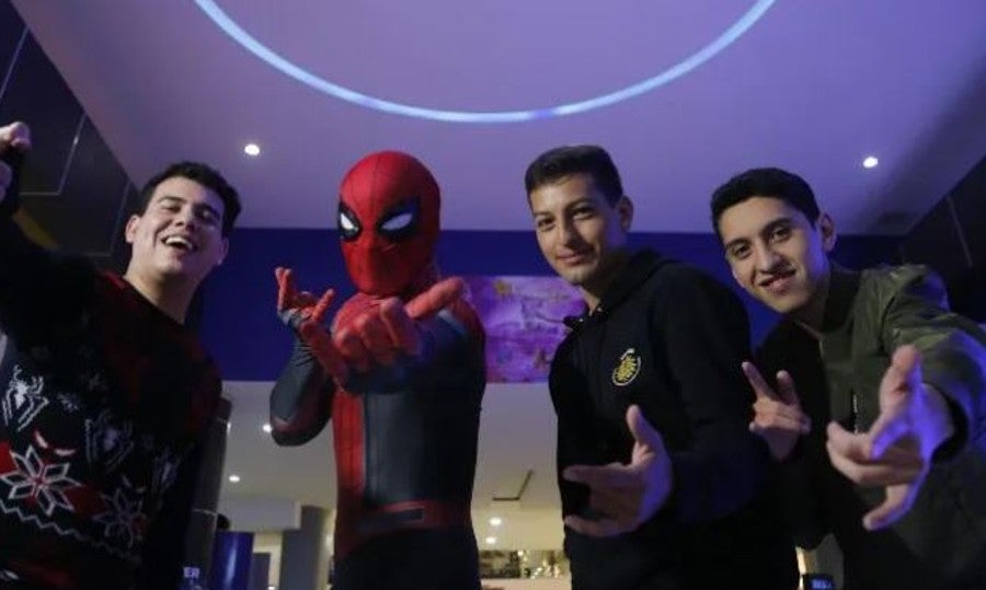 Mexicanos acuden a ver la película de Spider Man