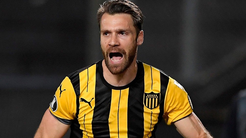 Gary Kagelmacher jugando partido en Uruguay con Peñarol