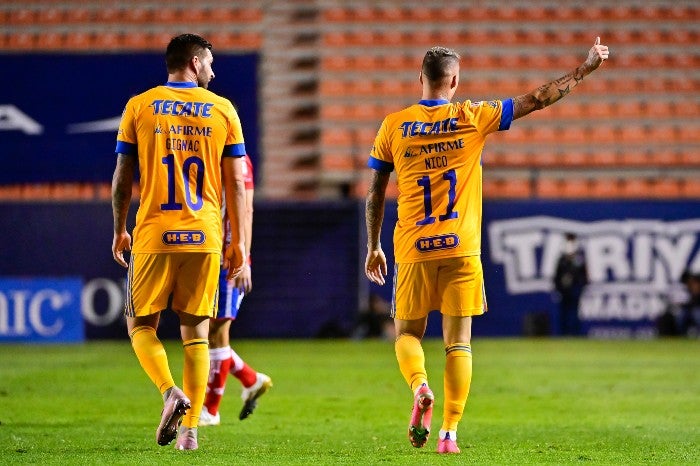 André-Pierre Gignac y Diente López en un partido con Tigres