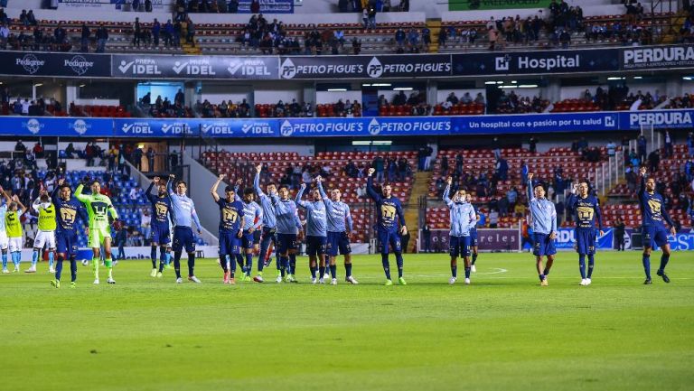 Jugadores de Pumas celebran con la afició